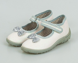 Brokatowe pantofle dziewczęce w kolorze ecru zapinane na rzepę NAZO - MODA SANOK
