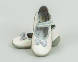 Brokatowe pantofle dziewczęce w kolorze ecru zapinane na rzepę NAZO - MODA SANOK