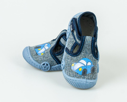Chłopięce pantofelki Mati w kolorze szarego dżinsu z aplikacją niebieskiego samochodzika Viggami - MODA SANOK