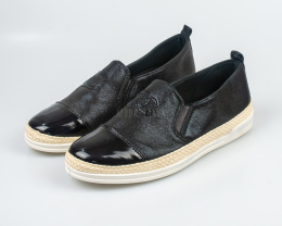 Czarne buty na wsuwanie z lakierowanym przodem i na białej podeszwie - MODA SANOK