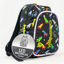 Czarny plecak dziecięcy w rakiety kosmiczne Coolpack z kablem USB i podświetleniem LED - MODA SANOK