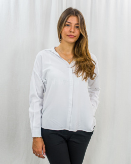 Biała koszula o luźnym kroju z jedną kieszonką na piersi i tasiemkami z napisem na ramionach VOLCANO - MODA SANOK