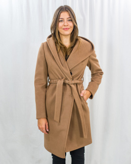 Brązowy elegancki płaszcz z wełną w składzie z kapturem wiązany paskiem i zapinany na guziki MORIS model Pamela - MODA SANOK