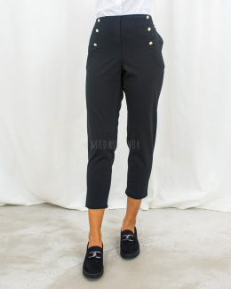Czarne wygodne spodnie na gumce z ozdobnymi guziczkami z przodu i z tyłu na kieszeniach - MODA SANOK