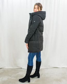 Damska długa kurtka zimowa w kolorze czarnym z asymetryczną kieszonką zasuwaną na zamek - MODA SANOK