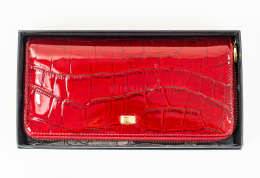 Damski duży portfel w kolorze bordowym z błyszczącego materiału we wzór skórki węża - MODA SANOK