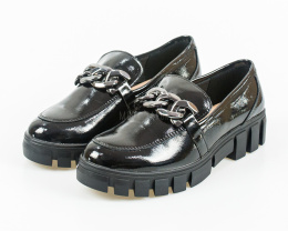 Lakierowane czarne damskie loafersy na platformie z masywnym łańcuszkiem w kolorze srebrnym - MODA SANOK