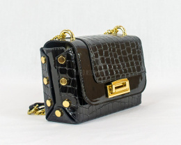Mała czarna torebka kuferek na łańcuszku z dużą klamrą i elementami w kolorze złotym - MODA SANOK
