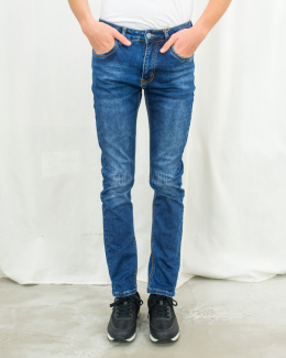 Spodnie jeansy męskie w kolorze niebieskim z żółtą nicią i czerwonymi elementami na kieszeniach - MODA SANOK