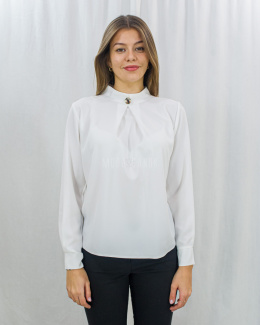 Biała elegancka damska bluzka z ozdobnym złotym guziczkiem i marszczeniem z przodu - MODA SANOK