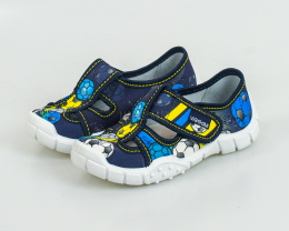 Chłopięce buciki pantofle w niebiesko-żółty wzór sportowy piłki zapinane na rzep - MODA SANOK