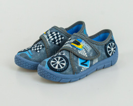 Chłopięce pantofle z niebieską podeszwą ze sportowym wzorem zapinane na rzep - MODA SANOK