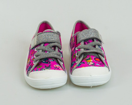 Dziewczęce pantofelki trampki w kolorze różowym z uroczym wzorem i ozdobnym sznurowaniem - MODA SANOK