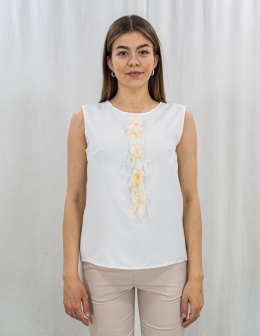 Elegancka gładka biała bluzka z beżowymi kwiatkami REGINA - MODA SANOK