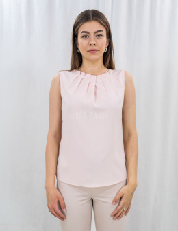Jednokolorowa bluzka damska w kolorze pudrowego różu z zakładkami przy dekolcie REGINA - MODA SANOK