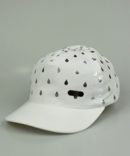 Biała czapka z daszkiem i srebrnymi kropelkami MAGROF - MODA SANOK