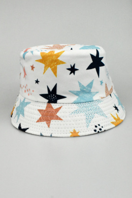 Biały kapelusz chłopięcy w kolorowe gwiazdki VERSOLI - MODA SANOK