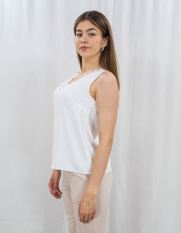 Elegancka gładka biała bluzka z koronkowym dekoltem REGINA - MODA SANOK