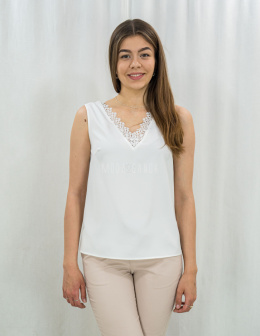 Elegancka gładka biała bluzka z koronkowym dekoltem REGINA - MODA SANOK