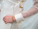 Elegnacka jasno beżowa sukienka z paskiem i tiulowymi rękawami - MODA SANOK