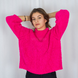 Damski krótki ocieplany sweterek półgolf baranek Fiorella - neonowy róż - Moda Sanok