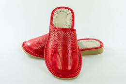 Pantofle, kapcie czerwone damskie skórzane zakryte palce wsuwane MODA SANOK
