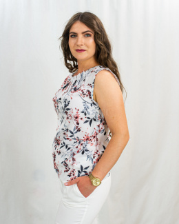 Biała bluzka damska z krótkim rękawem, kwiatowym wzorem i zakładkami przy dekolcie REGINA - MODA SANOK
