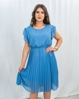 Jednokolorowa plisowana sukienka damska z okrągłym dekoltem w kolorze jasno niebieskim RAMIRA - MODA SANOK