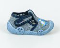 Chłopięce pantofelki Mati w kolorze szarego dżinsu z aplikacją niebieskiego samochodzika Viggami - MODA SANOK