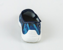 Chłopięce pantofle Julek z niebieskim wzorem moro, białymi wzorami i białymi podeszwami Viggami - MODA SANOK