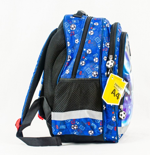 Dwukomorowy niebieski plecak z delikatnymi wzorami i dużą aplikacją piłki na przodzie - MODA SANOK