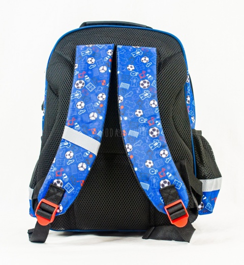 Dwukomorowy niebieski plecak z delikatnymi wzorami i dużą aplikacją piłki na przodzie - MODA SANOK