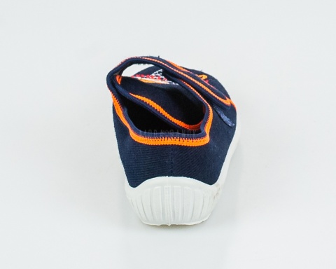 Granatowe pantofle chłopięce z pomarańczowym wykończeniem i aplikacją piłki do kosza Rawex Tomek - MODA SANOK