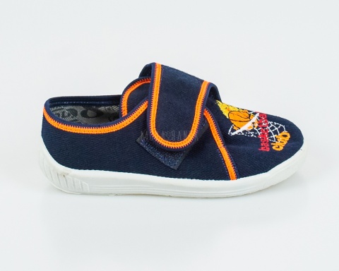 Granatowe pantofle chłopięce z pomarańczowym wykończeniem i aplikacją piłki do kosza Rawex Tomek - MODA SANOK