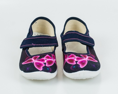 Granatowe pantofle dziewczęce Sara z różowymi motylkami na przodzie Viggami - MODA SANOK