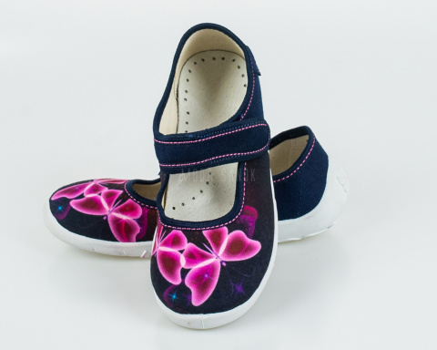 Granatowe pantofle dziewczęce Sara z różowymi motylkami na przodzie Viggami - MODA SANOK