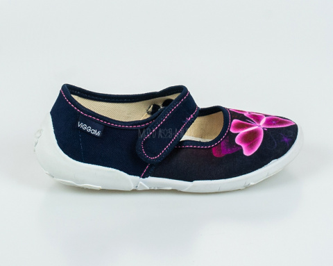 Granatowe pantofle dziewczęce Sara z różowymi motylkami na przodzie Viggami - MODA SANOK
