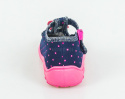Granatowe pantofle dziewczęce w różowe kropki i z małym, różowym motylkiem przy zapięciu NAZO - MODA SANOK