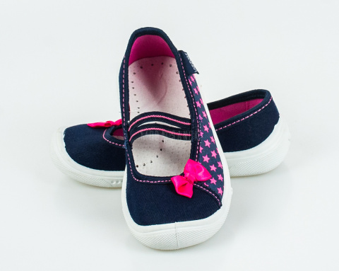 Granatowe pantofle w różowe gwiazdki i z różową kokardką dziewczęce Eliza na gumeczkę Viggami - MODA SANOK