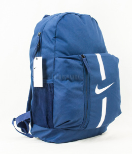 Jednokomorowy granatowy plecak Nike z pojemną kieszonką i białym logo na przodzie - MODA SANOK