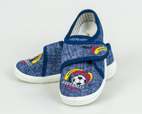 Pantofle chłopięce w kolorze dżinsowym z aplikacją piłki i napisem "Football" NAZO - MODA SANOK