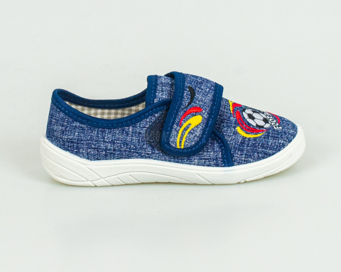 Pantofle chłopięce w kolorze dżinsowym z aplikacją piłki i napisem "Football" NAZO - MODA SANOK