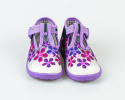 Pantofle dziewczęce w kolorze fioletowym z kwiatkami na biało-czarnym tle NAZO - MODA SANOK