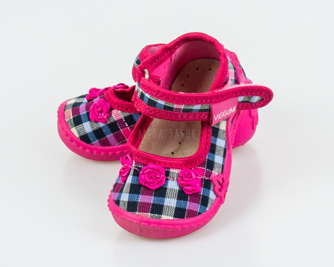 Różowe pantofle dziewczęce Amelka w różnokolorową kratkę i z kwiatuszkami na przodzie Viggami - MODA SANOK