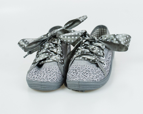 Szare pantofle dziewczęce sznurowane na wstążeczkę w białe kropki NAZO - MODA SANOK