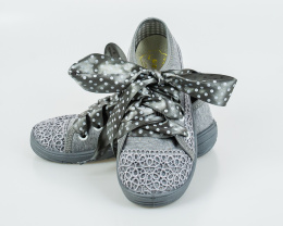 Szare pantofle dziewczęce sznurowane na wstążeczkę w białe kropki NAZO - MODA SANOK