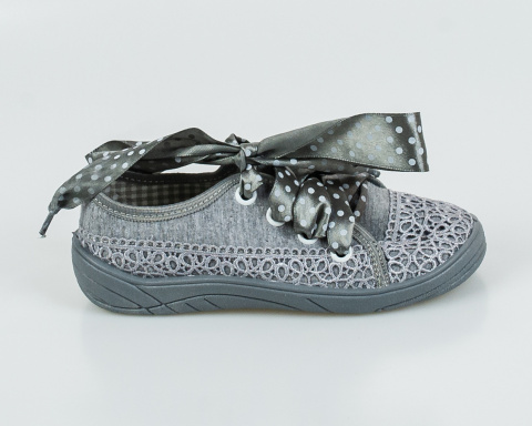 Szare pantofle dziewczęce sznurowane na wstążeczkę w białe kropki NAZO - MODA SANOK