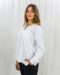 Biała koszula o luźnym kroju z jedną kieszonką na piersi i tasiemkami z napisem na ramionach VOLCANO - MODA SANOK