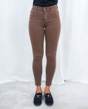 Brązowe uniwersalne elastyczne jeansy podkreślające figurę push up MOON GIRL - MODA SANOK