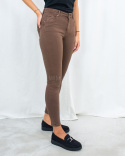 Brązowe uniwersalne elastyczne jeansy podkreślające figurę push up MOON GIRL - MODA SANOK